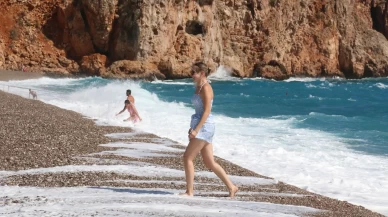 Antalya'da yabancı turistler dalgalara rağmen denizegirdi