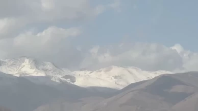 Yüksekova'ya mevsimin ilk karı düştü