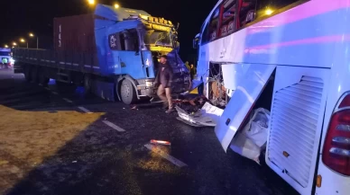 Bozüyük’te otobüs ile tır çarpıştı: 20 yaralı
