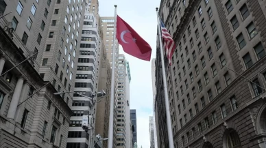New York'un finans merkezi Wall Street'te, Cumhuriyet Bayramı nedeniyle göndere Türk bayrağı çekildi