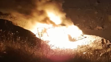 Çukurca'da alev alan araç kullanılamaz hale geldi