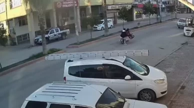 Motosikletin önünü kaldırdı, otomobile çarptı: O anlar kameralara yansıdı