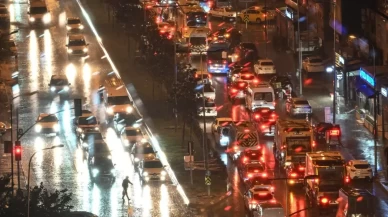 İstanbul’da sağanak yağış hayatı felç etti