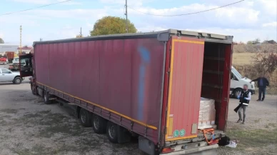 Sivas’ta tırda gizlenen 8 yabancı uyruklu yakalandı, 1 göçmen kaçakçısı tutuklandı