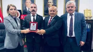 MHP Dilovası İlçe Başkanı Yusuf Turhan’a “Terörsüz Türkiye” çalışmalarından dolayı plaket