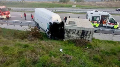 Minibüs beton bloğa çarptı: 2 ölü, 1 yaralı