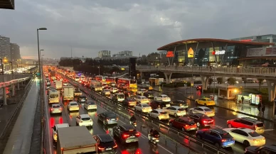 Megakentte kabus gibi akşam! Yağmurla birlikte trafik kitlendi