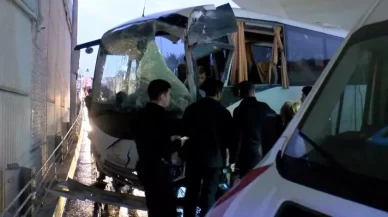 Bakırköy'de çevik kuvvet otobüsü üst geçide çarptı