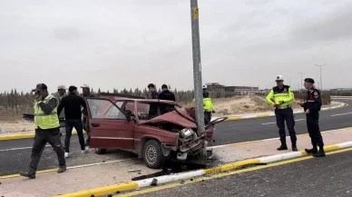 Aydınlatma direğine çarpan otomobil hurdaya döndü: 1’i ağır 2 yaralı