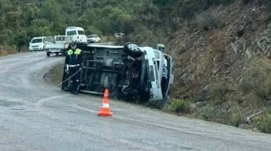 Mersin'de minibüsün devrildi