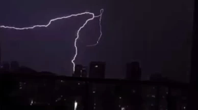 İstanbul’da geceyi şimşekler aydınlattı