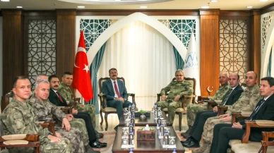 Orgeneral Metin Tokel, Hakkari’de askerlerle bir araya geldi