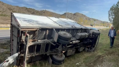 Eskişehir’de kontak anahtarı düşen kamyonet şarampole savruldu: Sürücü emniyet kemeri sayesinde yaralanmadan kurtuldu