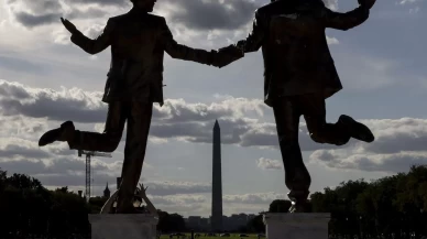 Washington'da Trump - Epstein heykeli yeniden ortaya çıktı