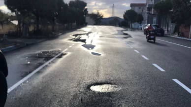İzmir’de yol rezaleti! Helvacı asfaltı 11 günde çöktü, vatandaş isyanda