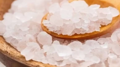 Sivilce ve siyah noktaya karşı kaya tuzu maskesi