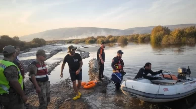 Batman Çayı’nda yükselen suda mahsur kalan aile botla kurtarıldı
