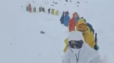 Everest’teki kar fırtınası nedeniyle bin kişi dağda mahsur kaldı!
