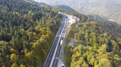 Bolu'da sürücüler sonbahar renkleri arasında yolculuk yapıyor