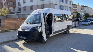 Açık bırakılan servis kapısına tramvay çarptı: 3 yaralı