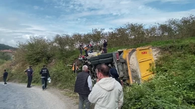 Ordu'da kil yüklü kamyon devrildi: 2 yaralı