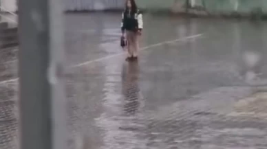 Iğdır’da yağmur altında İstiklal Marşı okuyan öğrenci duygulandırdı