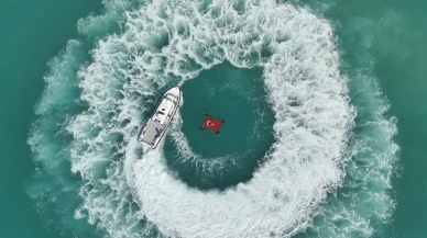 Hatay’da dalgıç polislerden denizde anlamlı kutlama