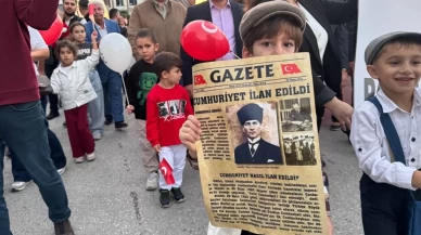 Hatay'da anaokulu öğrencileri Cumhuriyet'in ilanını duyuran gazete dağıttı