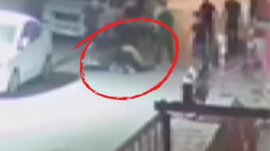 Adana’da sokak ortasında tekme ve yumruklu kavga kamerada
