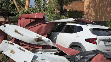 Adana'da fırtına nedeniyle uçan okul çatısı araçlara zarar verdi