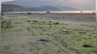 Çekilen göl tabanında yürüdüler, mangal yaptılar