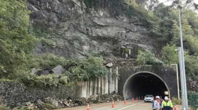 Sarp Sınır Kapısı yolunda heyelan
