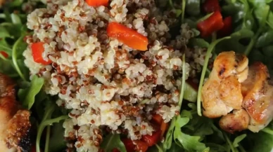 Protein deposu tavuklu kinoalı salata