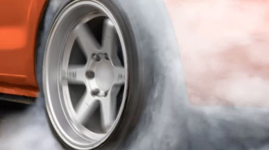 Cübbe ve sarıkla drift attı! Ehliyetsiz sürücüye 65 bin lira ceza