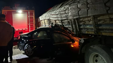 Afyonkarahisar'da tır ile otomobilin çarpıştığı kazada 2 kişi öldü, 2 kişi yaralandı