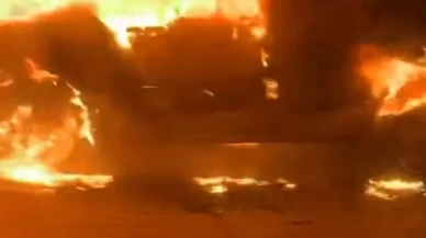 Küçükçekmece'de seyir halindeki ticari araç alev alev yandı! O anlar kamerada!