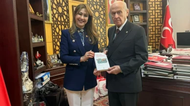Zuhal Karakoç, beşinci kitabını MHP Lideri Bahçeli’ye sundu