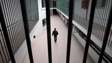 Kızına saldırıp duvara fırlattı