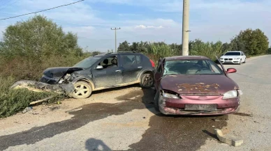 İki araç kafa kafaya çarpıştı: 2 yaralı