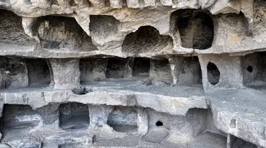 Kayaların içine kurulan 2 bin yıllık "Öksüt Kalesi" zamana direniyor