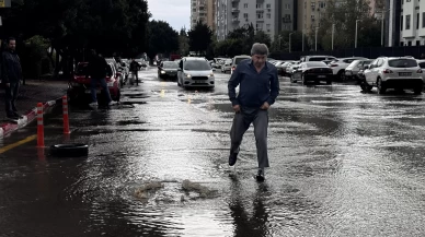 Antalya'da şiddetli sağanak yağış yolları göle çevirdi