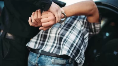 İETT camını yumrukla kırdı!