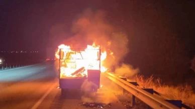 Konya’da seyir halindeki kamyonet alev alev yandı! Araç demir yığınına döndü