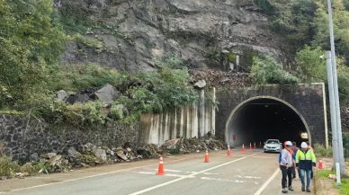 Sarp Sınır Kapısı yolunda heyelan paniği! Araçlar saniyelerle kurtuldu, yol yeniden açıldı