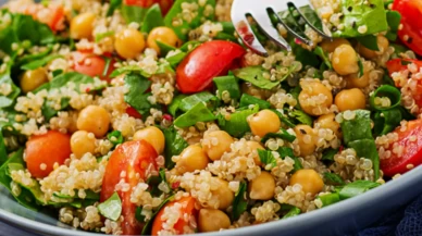Kinoalı ve nohutlu salata! Sağlıklı beslenenlerin yeni favorisi