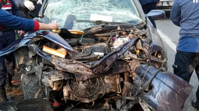 Sakarya’da feci kaza! Tankere çarpan otomobilde aynı aileden 3 kişi yaralandı