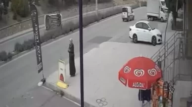 Elazığ’da aracın yan yattığı kaza kamerada