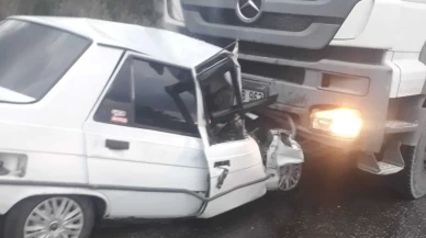 Manisa’da feci çarpışma: Otomobil kamyonla kafa kafaya çarpıştı, 1 ölü 1 yaralı