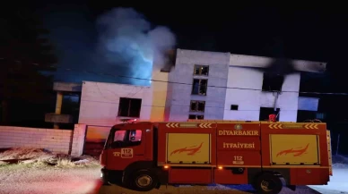 Silvan’da boş ev alevlere teslim oldu: Kullanılamaz hale geldi