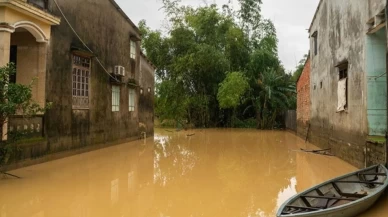 Vietnam'da şiddetli yağışların neden olduğu sellerde 55 kişi hayatını kaybetti